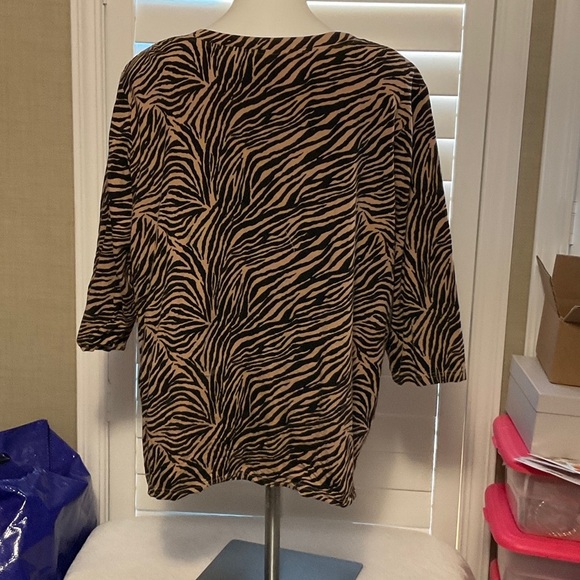 Elegant Zebra Pattern V-Neck Blouse - Picture 4 of 7